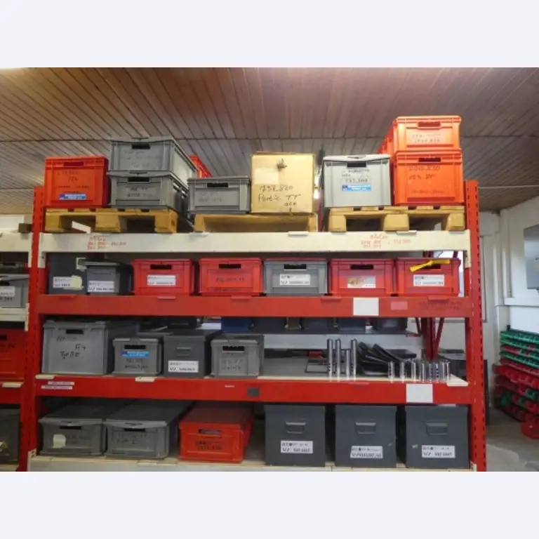 Cerca de 900 conjuntos de julgamento, prateleiras, inventários e outros activos fixos-6