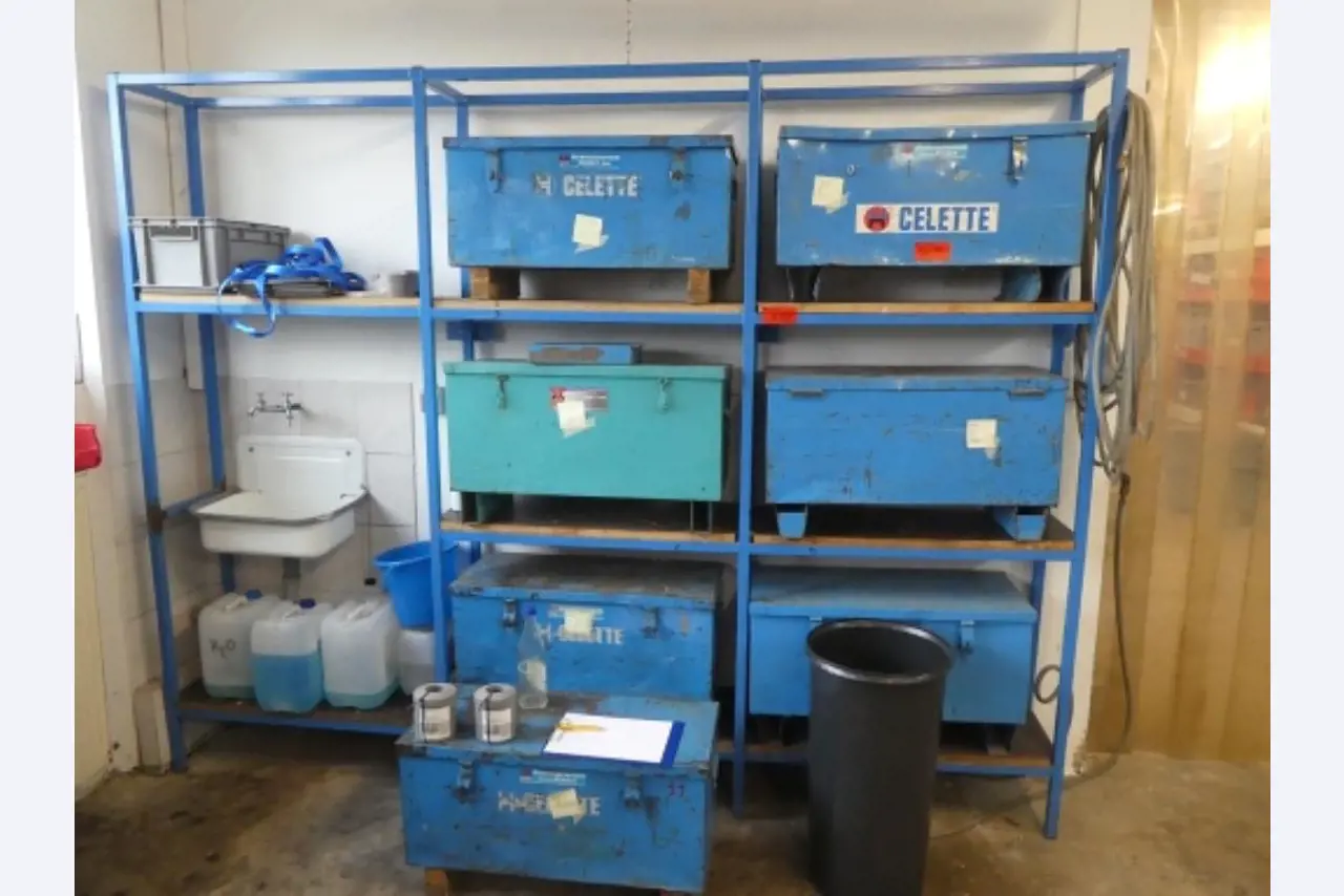 Cerca de 900 conjuntos de julgamento, prateleiras, inventários e outros activos fixos-7