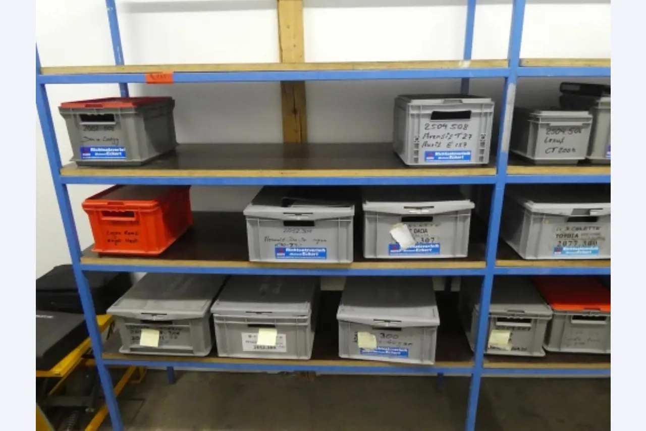 Cerca de 900 conjuntos de julgamento, prateleiras, inventários e outros activos fixos-8