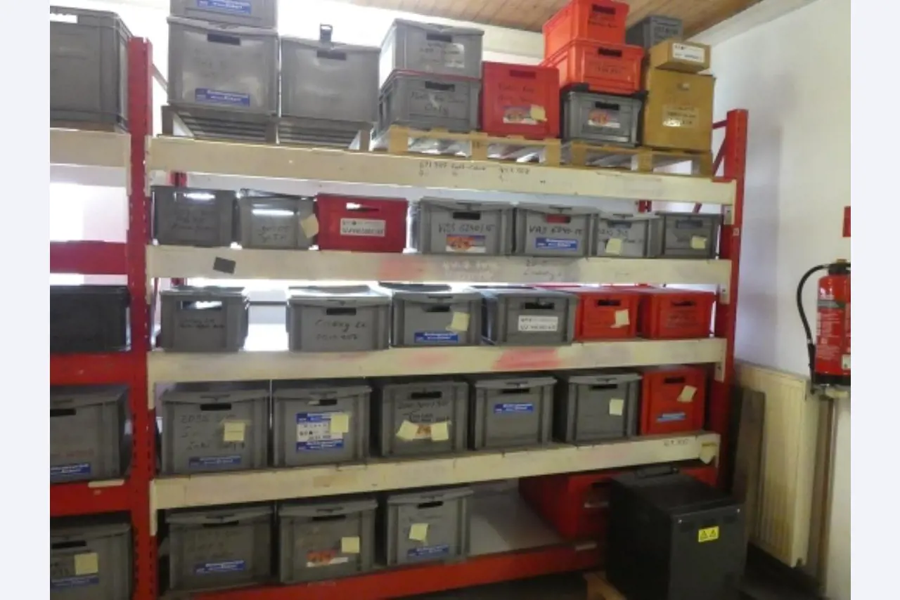 Cerca de 900 conjuntos de julgamento, prateleiras, inventários e outros activos fixos-9