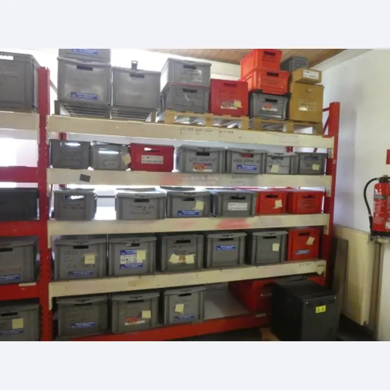 Cerca de 900 conjuntos de julgamento, prateleiras, inventários e outros activos fixos-9