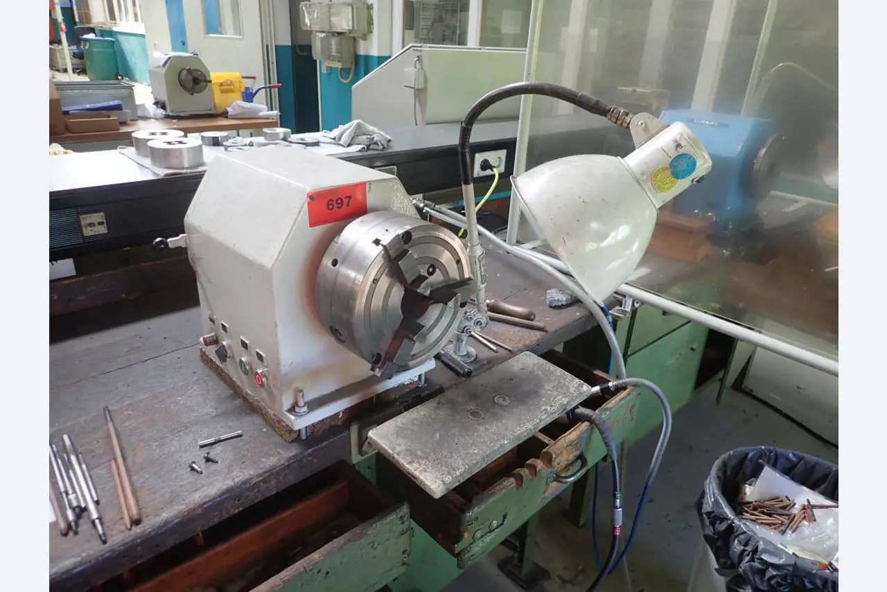 Maschinen zur Herstellung von Schrauben, Bolzen und Befestigungsmitteln-1