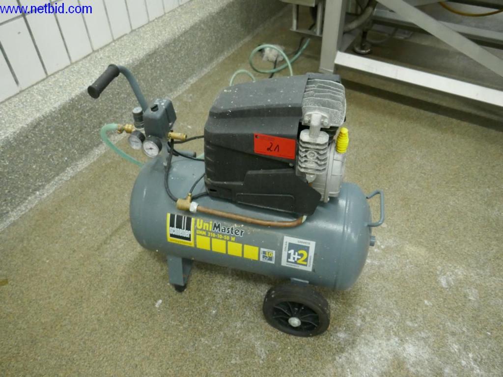 Gepflegte Maschinen und Ausstattung eines Fleischereibetriebes-18