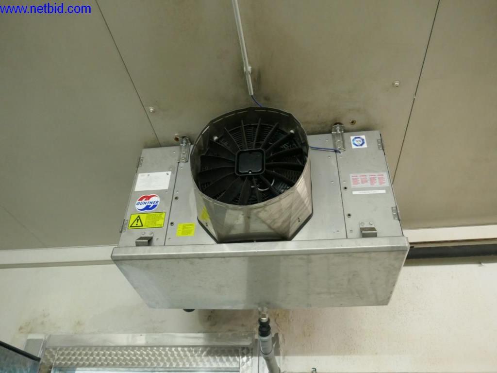 Gepflegte Maschinen und Ausstattung eines Fleischereibetriebes-19