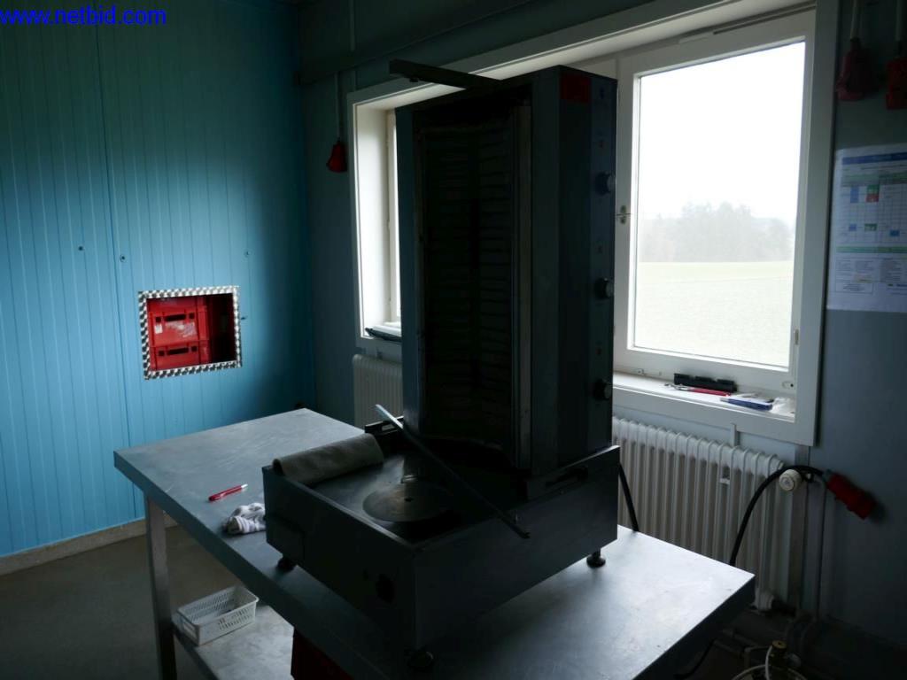 Gepflegte Maschinen und Ausstattung eines Fleischereibetriebes-25