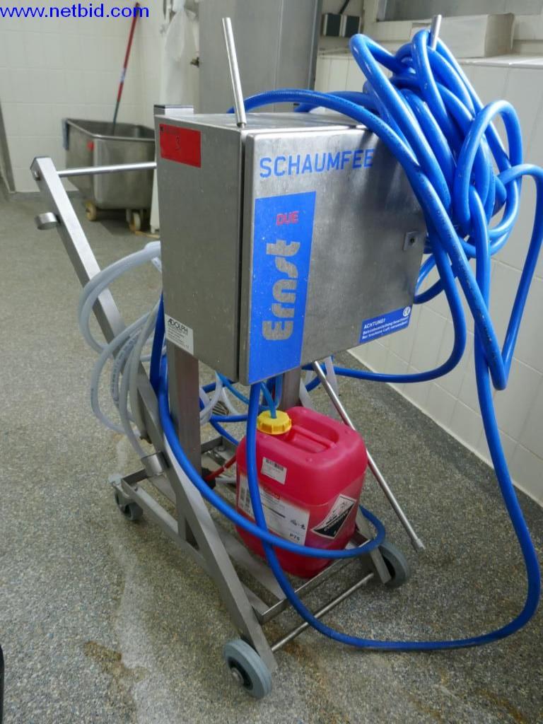 Gepflegte Maschinen und Ausstattung eines Fleischereibetriebes-3