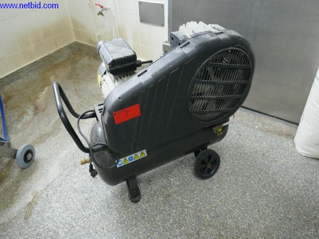 Gepflegte Maschinen und Ausstattung eines Fleischereibetriebes-5