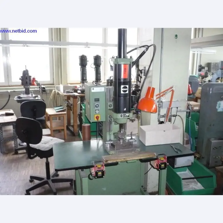 Holzbearbeitungs- und Werkzeugmaschinen zur Herstellung von mechanischen Kuckucksuhrwerken und -gehäusen-1