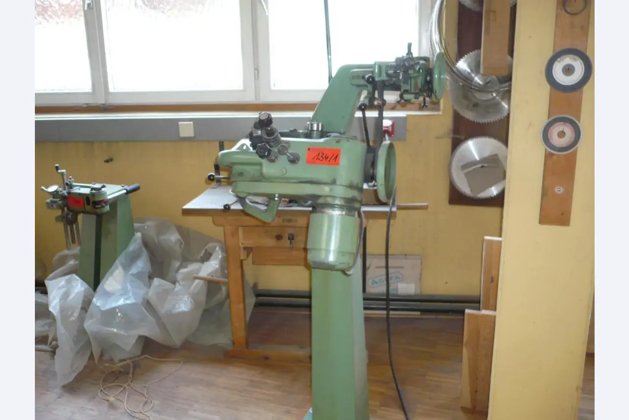 Holzbearbeitungs- und Werkzeugmaschinen zur Herstellung von mechanischen Kuckucksuhrwerken und -gehäusen-1