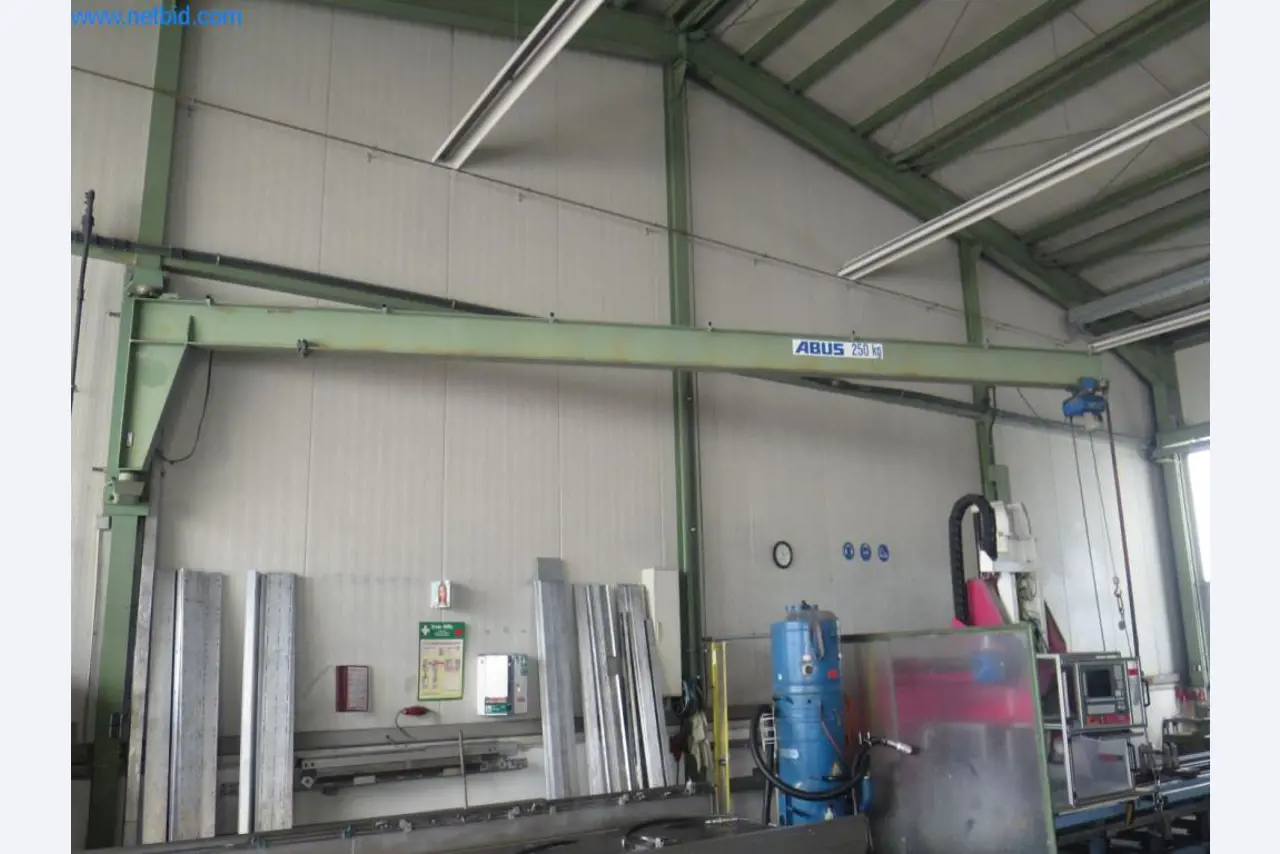 Máquinas de maquinagem, tecnologia de soldadura, ferramentas manuais e outros bens de equipamento-1