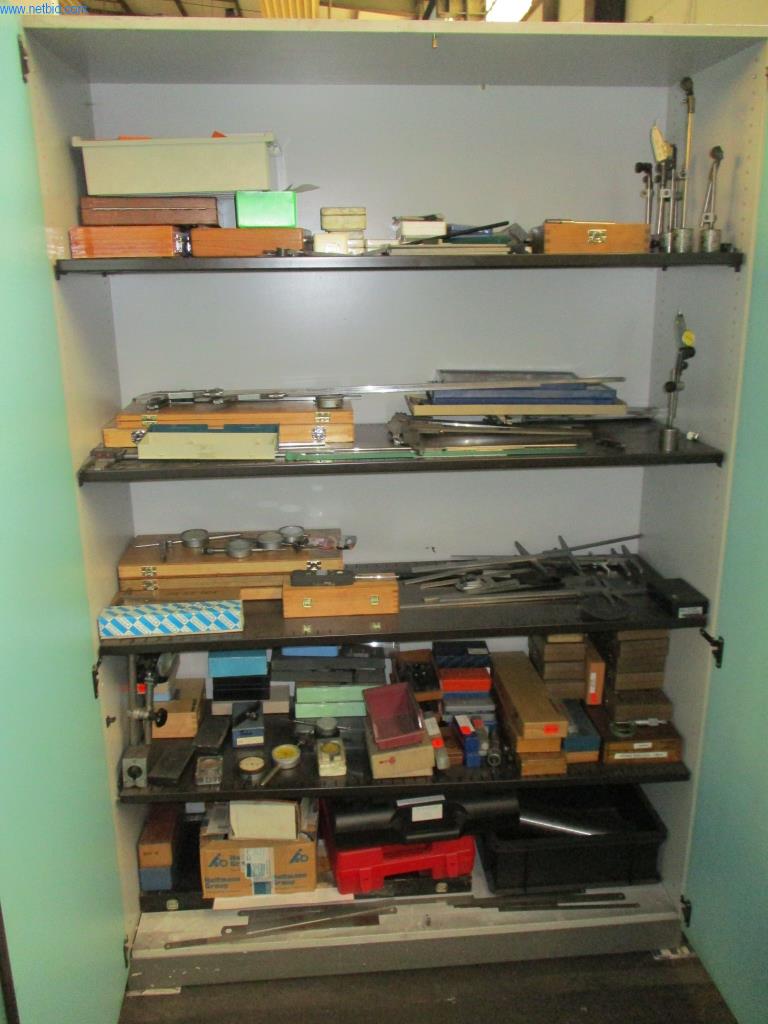 Stroje pro vstřikování plastů
-1