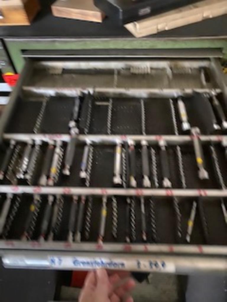 Máquinas de corte, tecnología de soldadura, herramientas manuales y otros activos fijos-12