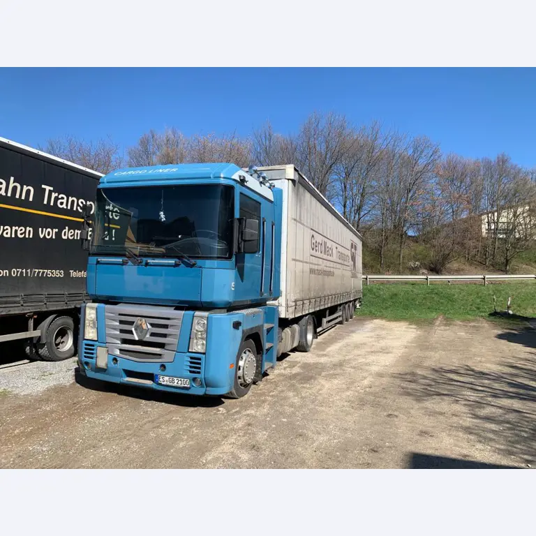 2 nákladní automobily a třínápravové návěsy-1