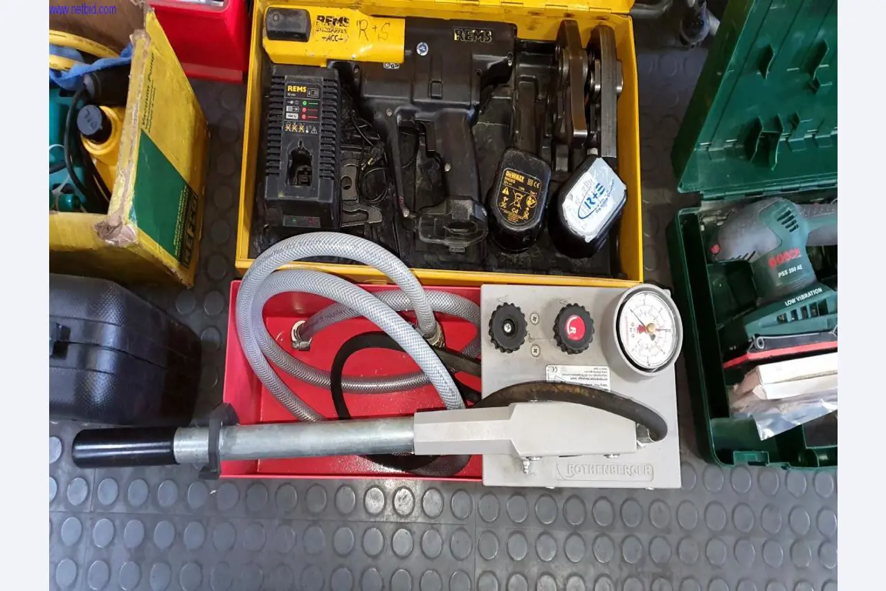 Geräte zur Klima-Wärme-Kälte-Ventilation, Werkstatt– u. Lagereinrichtung-6