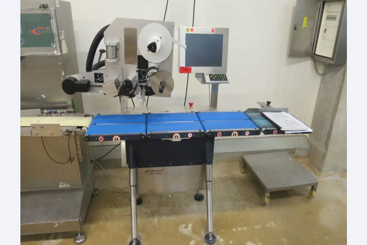 Máquinas bem conservadas para a produção de carnes salgadas/produtos de carne curados e carnes fumadas, máquinas de corte e de embalagem, equipamento de fábrica e de escritório-1