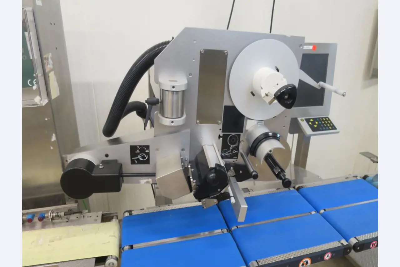 Máquinas bem conservadas para a produção de carnes salgadas/produtos de carne curados e carnes fumadas, máquinas de corte e de embalagem, equipamento de fábrica e de escritório-3