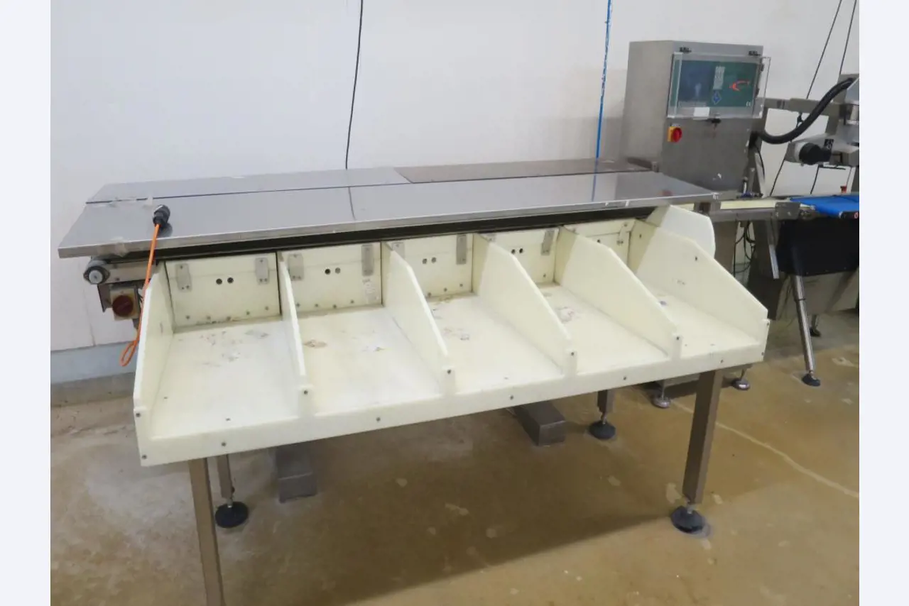 Máquinas bem conservadas para a produção de carnes salgadas/produtos de carne curados e carnes fumadas, máquinas de corte e de embalagem, equipamento de fábrica e de escritório-2