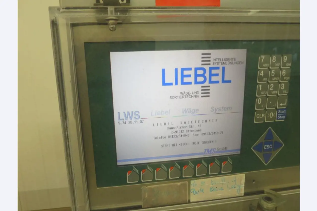Máquinas bem conservadas para a produção de carnes salgadas/produtos de carne curados e carnes fumadas, máquinas de corte e de embalagem, equipamento de fábrica e de escritório-4