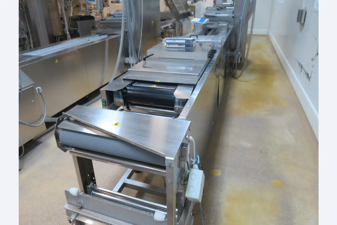 Máquinas bem conservadas para a produção de carnes salgadas/produtos de carne curados e carnes fumadas, máquinas de corte e de embalagem, equipamento de fábrica e de escritório-1