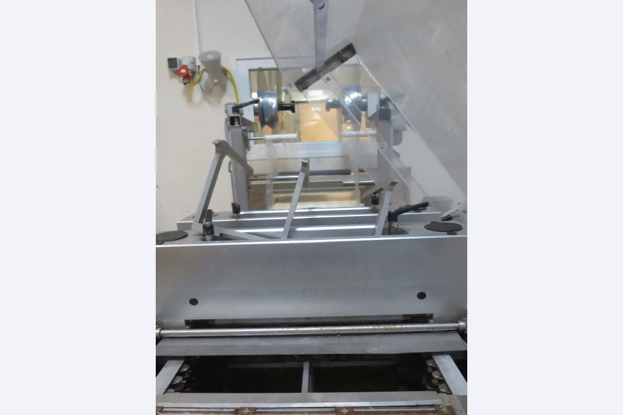 Máquinas bem conservadas para a produção de carnes salgadas/produtos de carne curados e carnes fumadas, máquinas de corte e de embalagem, equipamento de fábrica e de escritório-6