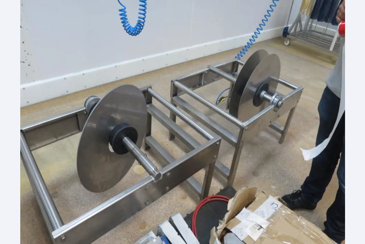 Máquinas bem conservadas para a produção de carnes salgadas/produtos de carne curados e carnes fumadas, máquinas de corte e de embalagem, equipamento de fábrica e de escritório-7