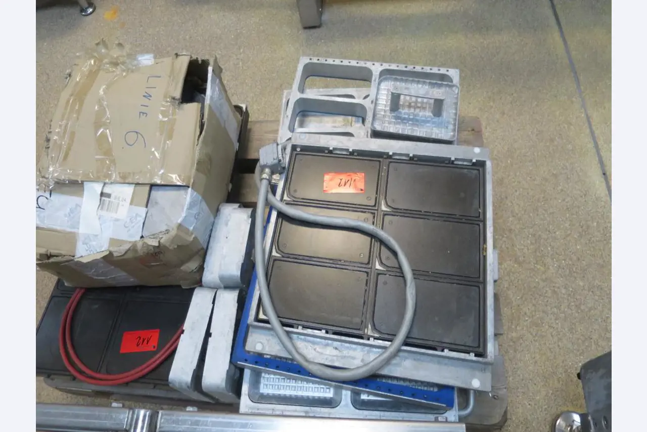 Máquinas bem conservadas para a produção de carnes salgadas/produtos de carne curados e carnes fumadas, máquinas de corte e de embalagem, equipamento de fábrica e de escritório-8