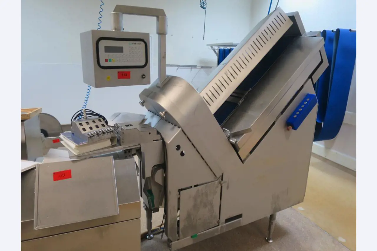 Máquinas bem conservadas para a produção de carnes salgadas/produtos de carne curados e carnes fumadas, máquinas de corte e de embalagem, equipamento de fábrica e de escritório-1