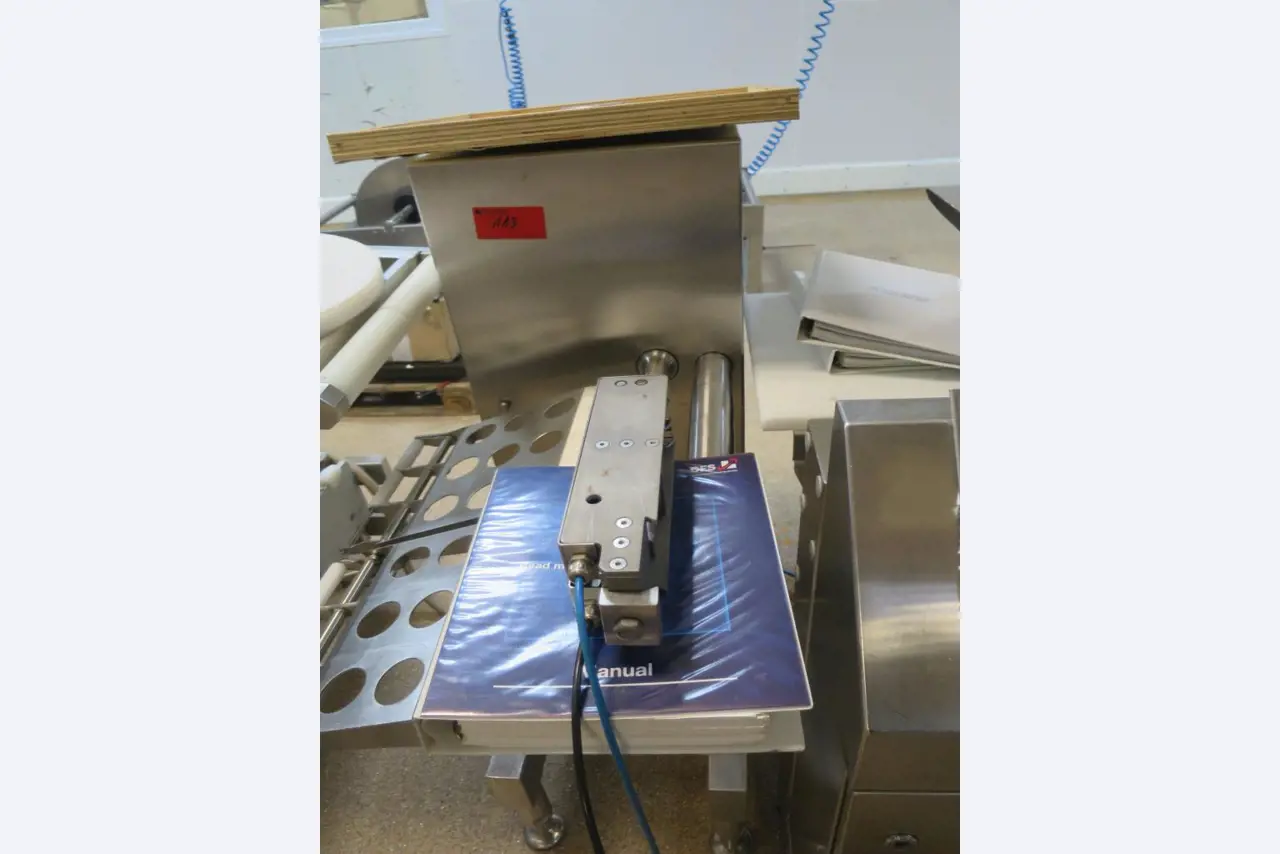 Máquinas bem conservadas para a produção de carnes salgadas/produtos de carne curados e carnes fumadas, máquinas de corte e de embalagem, equipamento de fábrica e de escritório-5