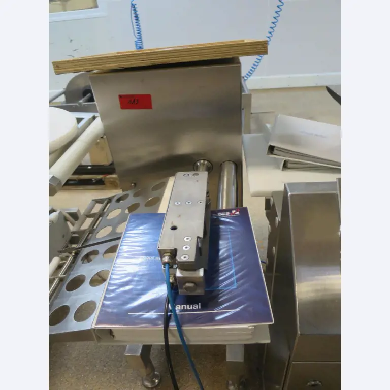 Máquinas bem conservadas para a produção de carnes salgadas/produtos de carne curados e carnes fumadas, máquinas de corte e de embalagem, equipamento de fábrica e de escritório-5