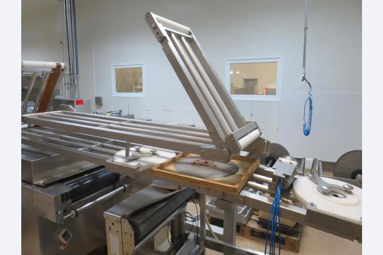 Máquinas bem conservadas para a produção de carnes salgadas/produtos de carne curados e carnes fumadas, máquinas de corte e de embalagem, equipamento de fábrica e de escritório-6