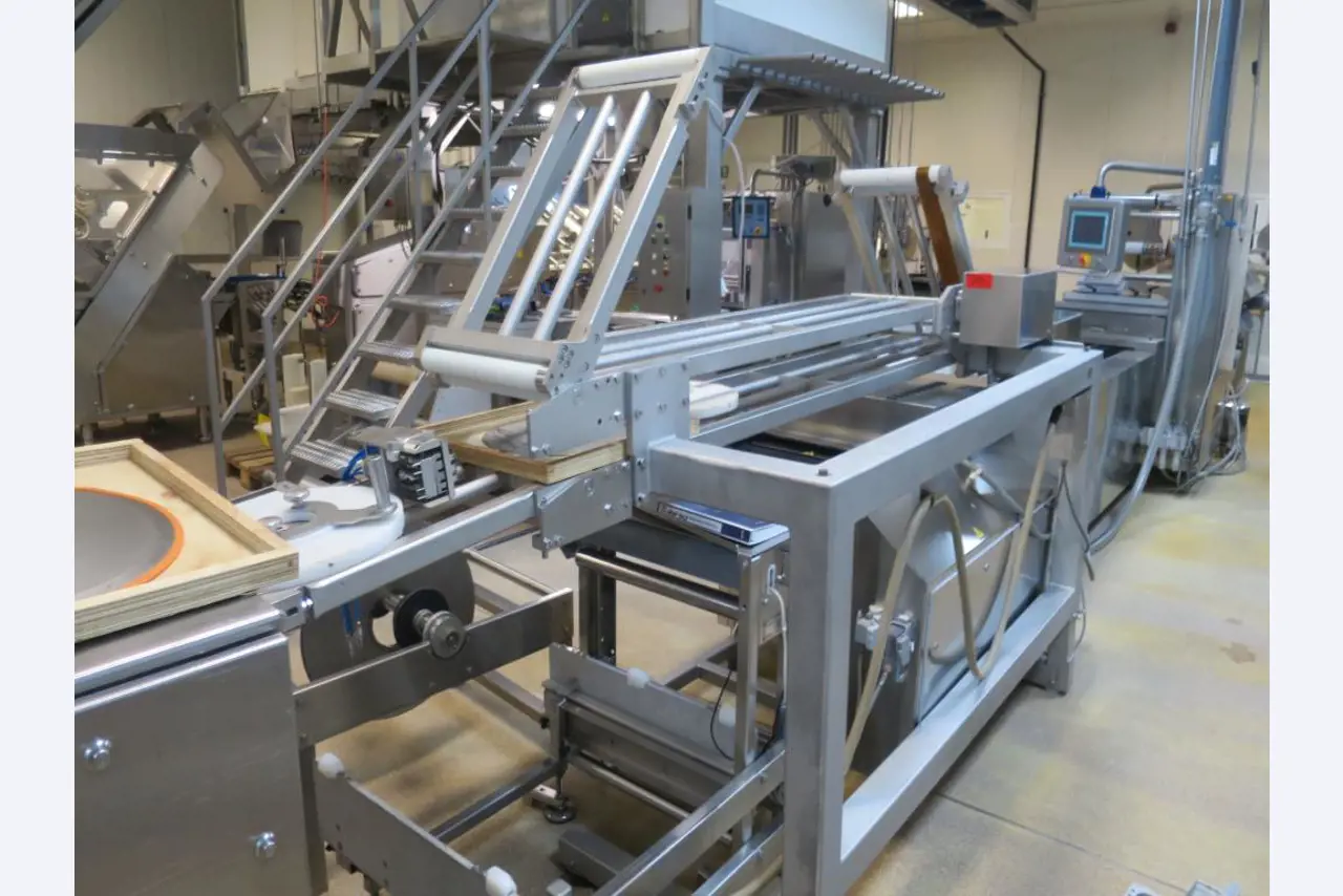 Máquinas bem conservadas para a produção de carnes salgadas/produtos de carne curados e carnes fumadas, máquinas de corte e de embalagem, equipamento de fábrica e de escritório-9