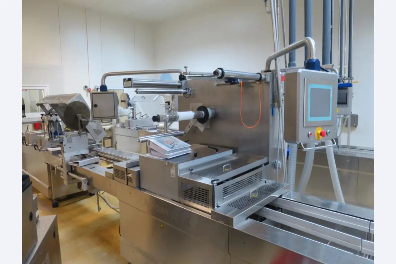 Máquinas bem conservadas para a produção de carnes salgadas/produtos de carne curados e carnes fumadas, máquinas de corte e de embalagem, equipamento de fábrica e de escritório-1