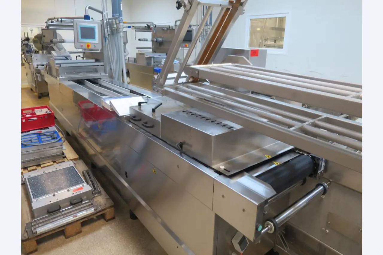 Máquinas bem conservadas para a produção de carnes salgadas/produtos de carne curados e carnes fumadas, máquinas de corte e de embalagem, equipamento de fábrica e de escritório-4