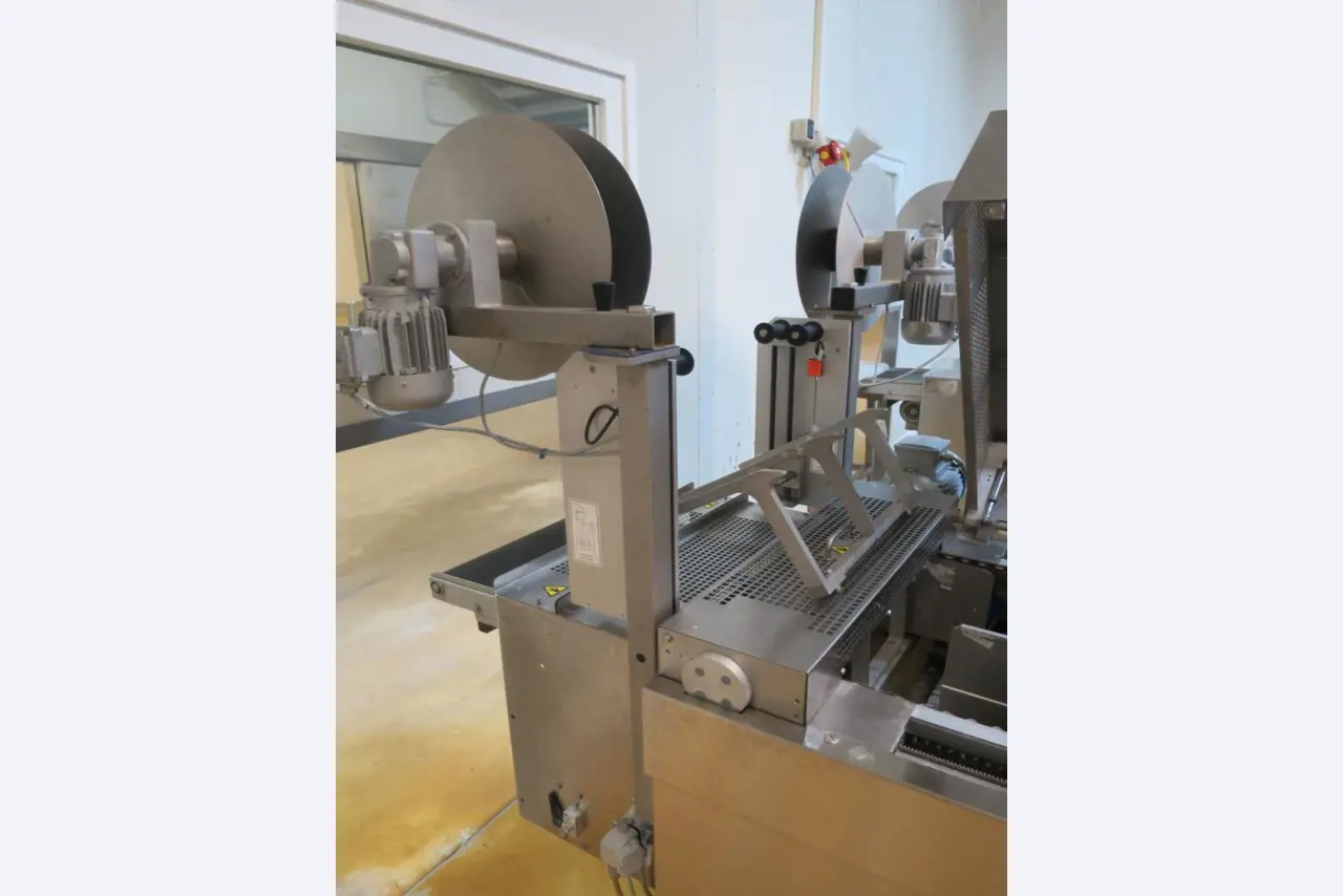 Máquinas bem conservadas para a produção de carnes salgadas/produtos de carne curados e carnes fumadas, máquinas de corte e de embalagem, equipamento de fábrica e de escritório-7