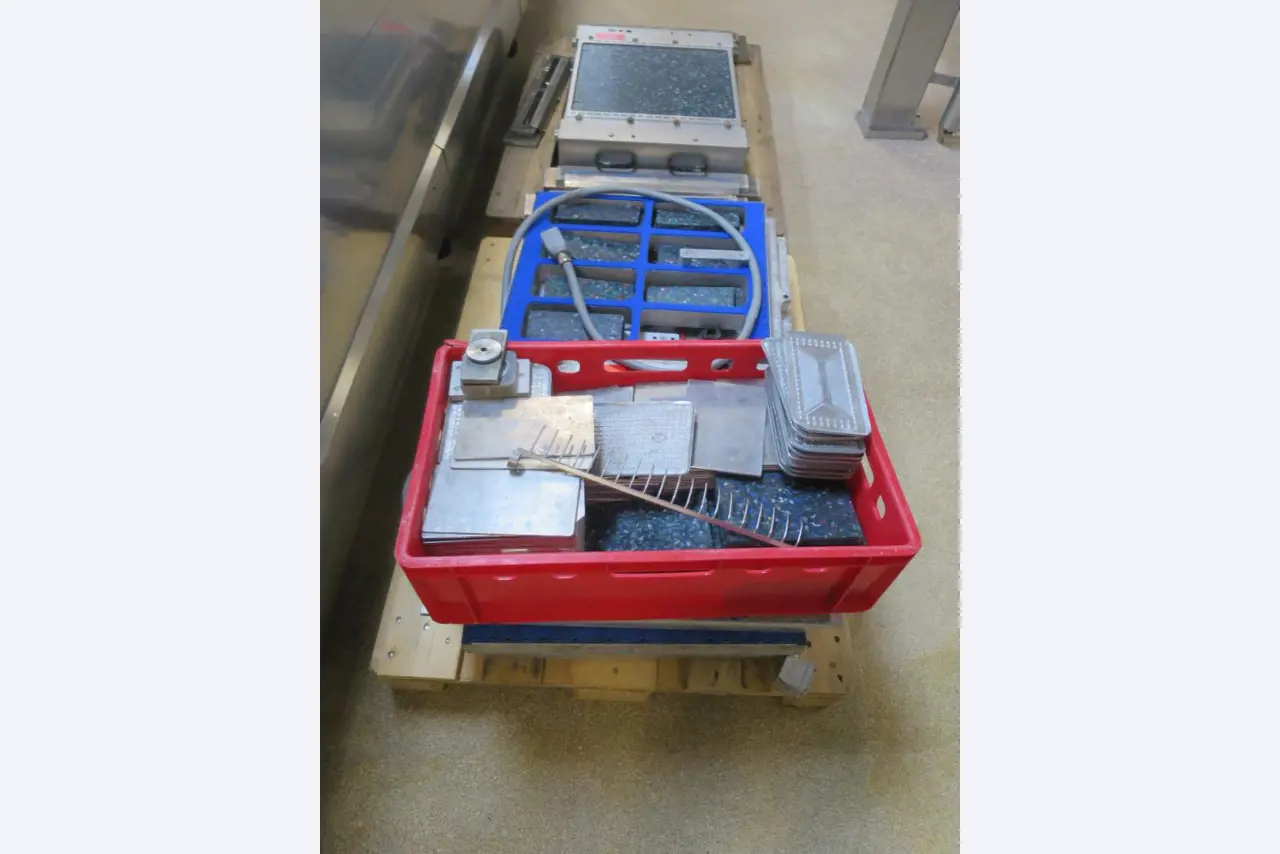 Máquinas bem conservadas para a produção de carnes salgadas/produtos de carne curados e carnes fumadas, máquinas de corte e de embalagem, equipamento de fábrica e de escritório-9