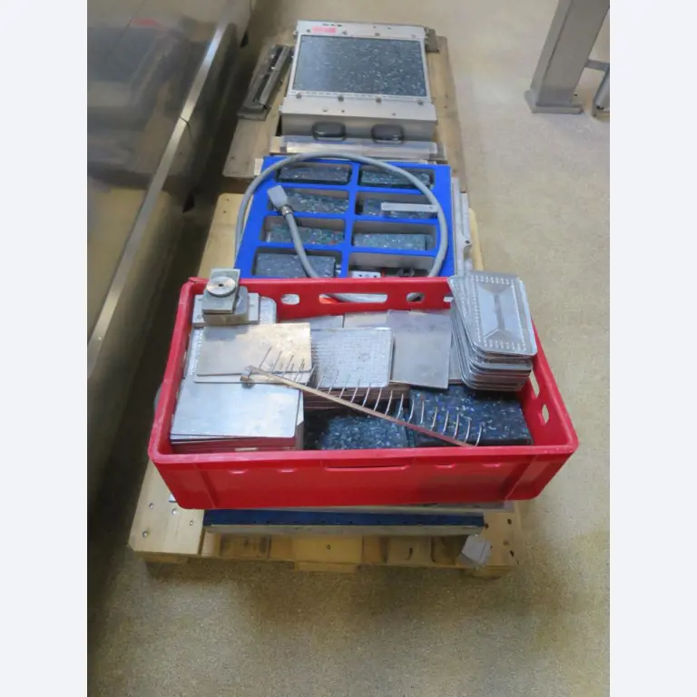 Máquinas bem conservadas para a produção de carnes salgadas/produtos de carne curados e carnes fumadas, máquinas de corte e de embalagem, equipamento de fábrica e de escritório-9