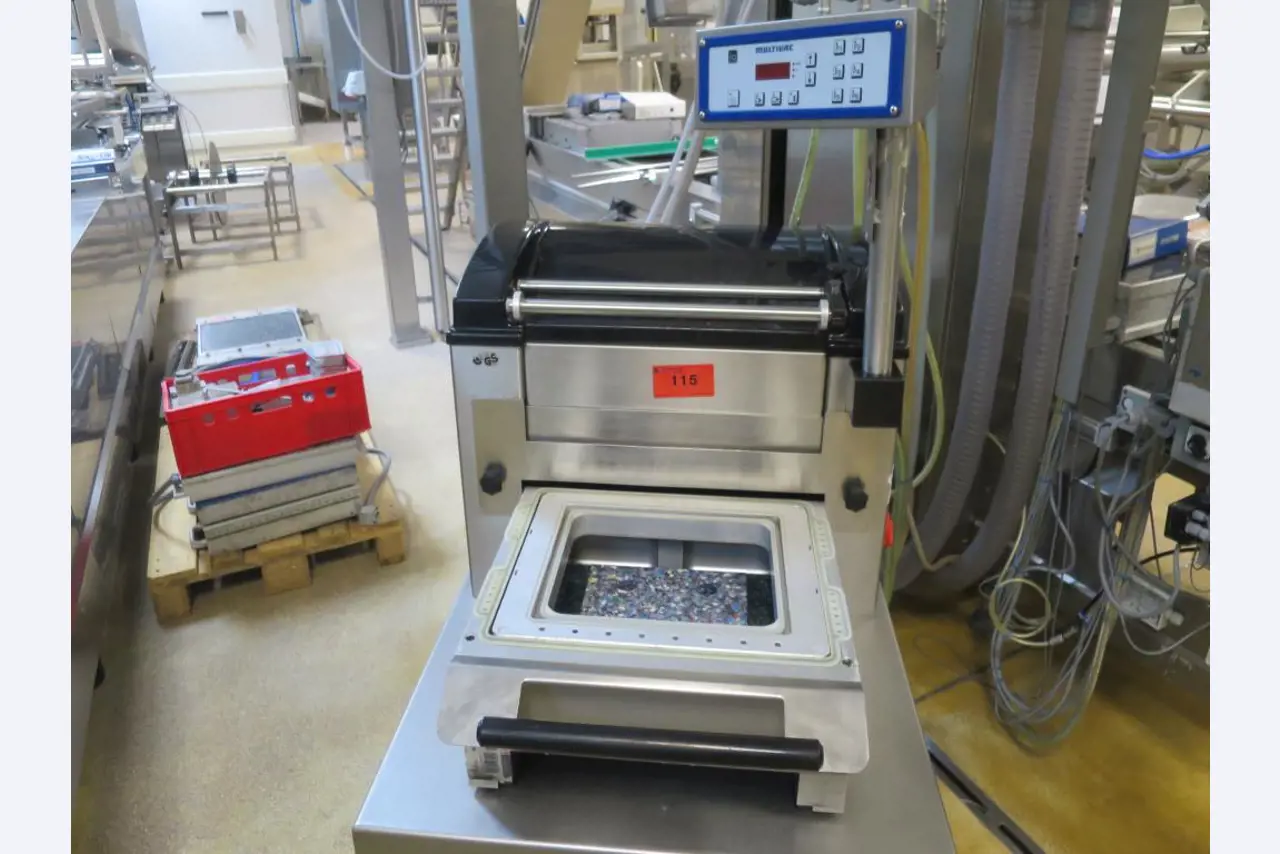 Máquinas bem conservadas para a produção de carnes salgadas/produtos de carne curados e carnes fumadas, máquinas de corte e de embalagem, equipamento de fábrica e de escritório-1