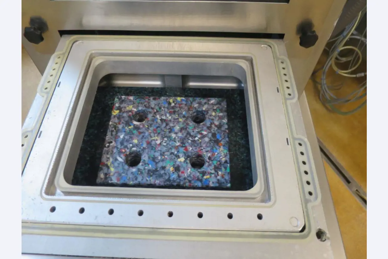 Máquinas bem conservadas para a produção de carnes salgadas/produtos de carne curados e carnes fumadas, máquinas de corte e de embalagem, equipamento de fábrica e de escritório-2