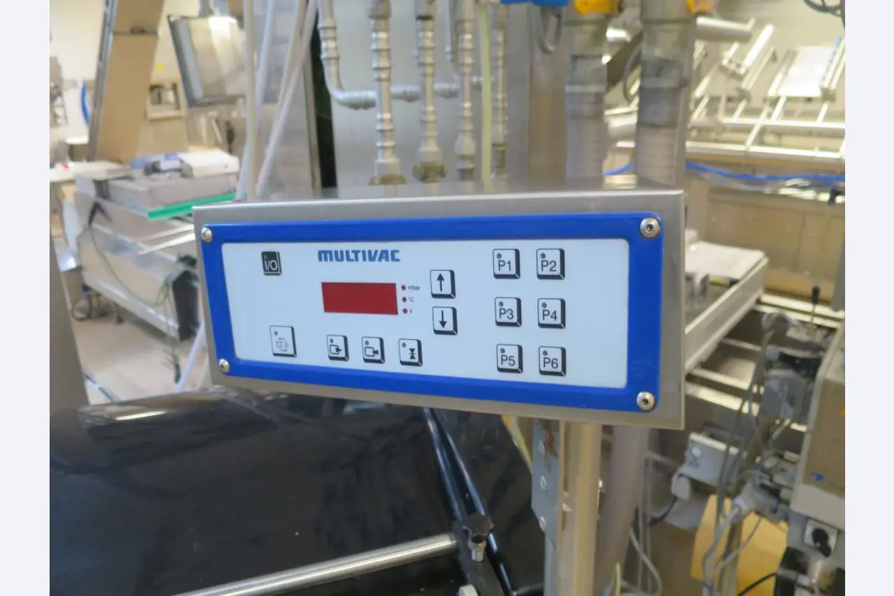 Máquinas bem conservadas para a produção de carnes salgadas/produtos de carne curados e carnes fumadas, máquinas de corte e de embalagem, equipamento de fábrica e de escritório-4