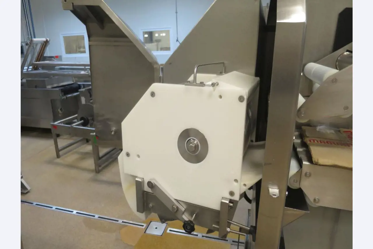 Máquinas bem conservadas para a produção de carnes salgadas/produtos de carne curados e carnes fumadas, máquinas de corte e de embalagem, equipamento de fábrica e de escritório-3