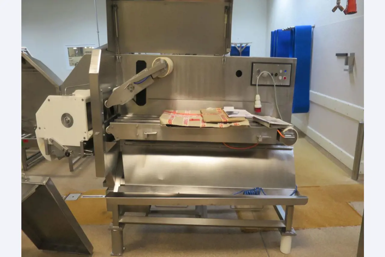 Máquinas bem conservadas para a produção de carnes salgadas/produtos de carne curados e carnes fumadas, máquinas de corte e de embalagem, equipamento de fábrica e de escritório-6