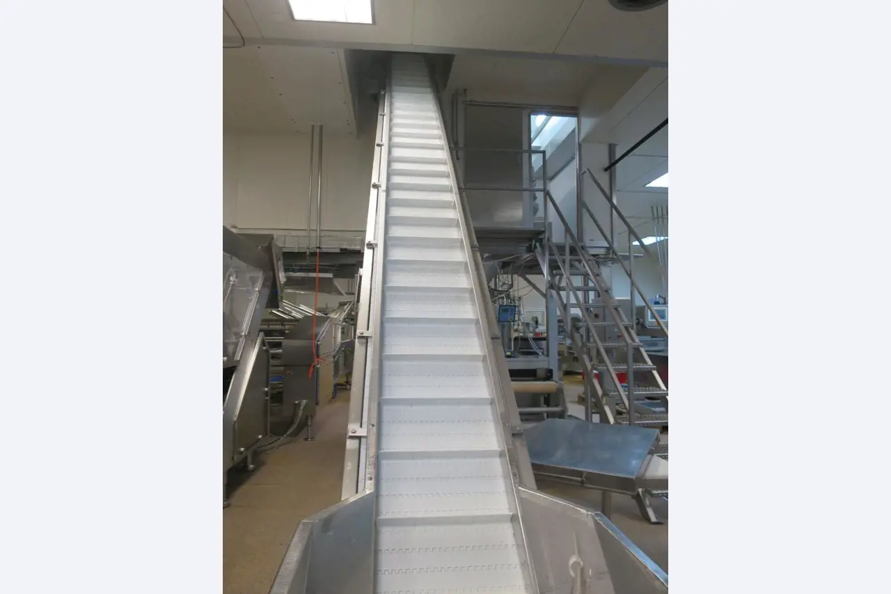 Máquinas bem conservadas para a produção de carnes salgadas/produtos de carne curados e carnes fumadas, máquinas de corte e de embalagem, equipamento de fábrica e de escritório-1