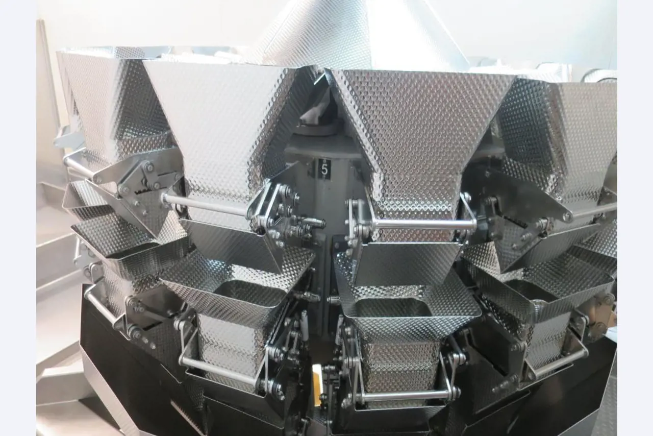 Máquinas bem conservadas para a produção de carnes salgadas/produtos de carne curados e carnes fumadas, máquinas de corte e de embalagem, equipamento de fábrica e de escritório-1