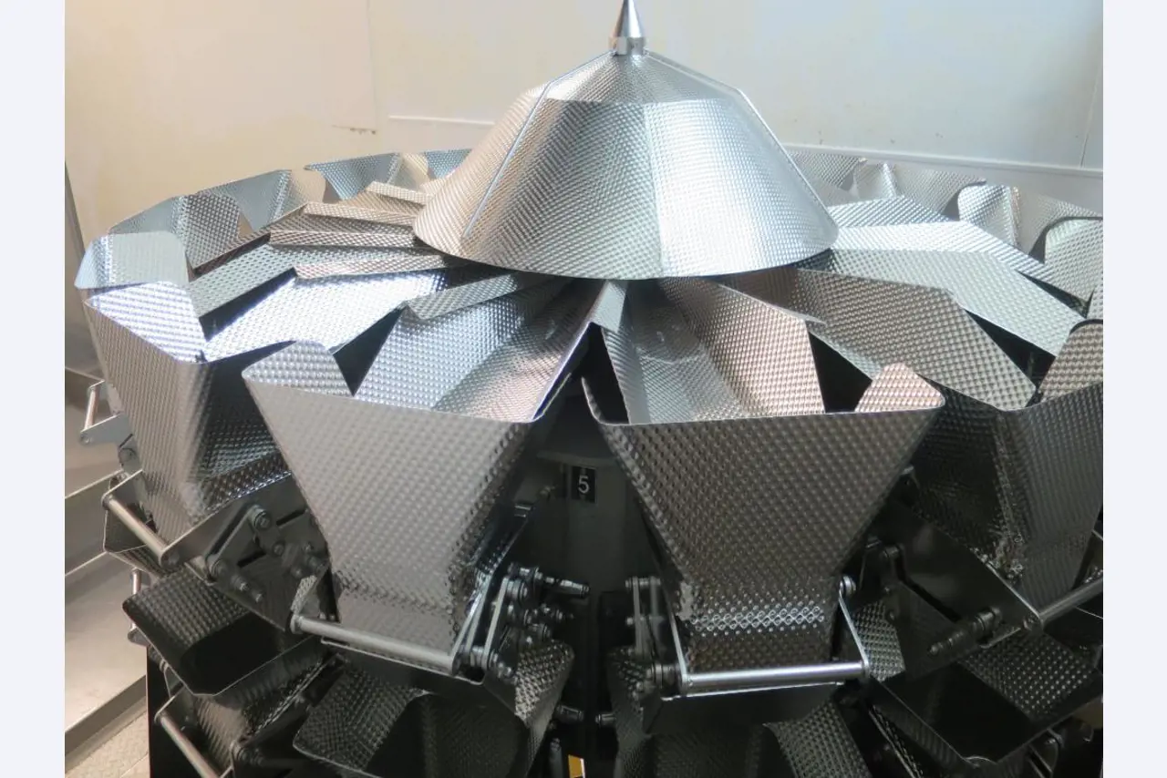 Máquinas bem conservadas para a produção de carnes salgadas/produtos de carne curados e carnes fumadas, máquinas de corte e de embalagem, equipamento de fábrica e de escritório-3