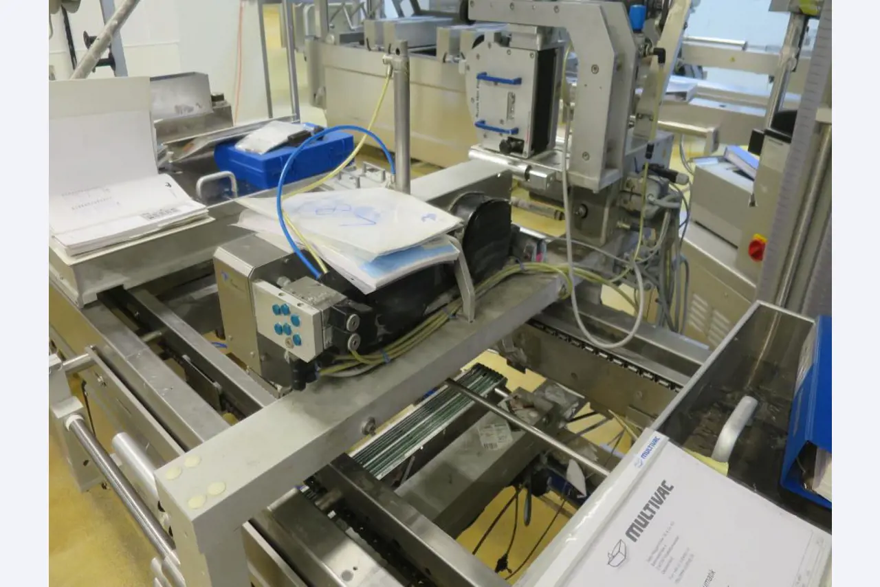 Máquinas bem conservadas para a produção de carnes salgadas/produtos de carne curados e carnes fumadas, máquinas de corte e de embalagem, equipamento de fábrica e de escritório-5