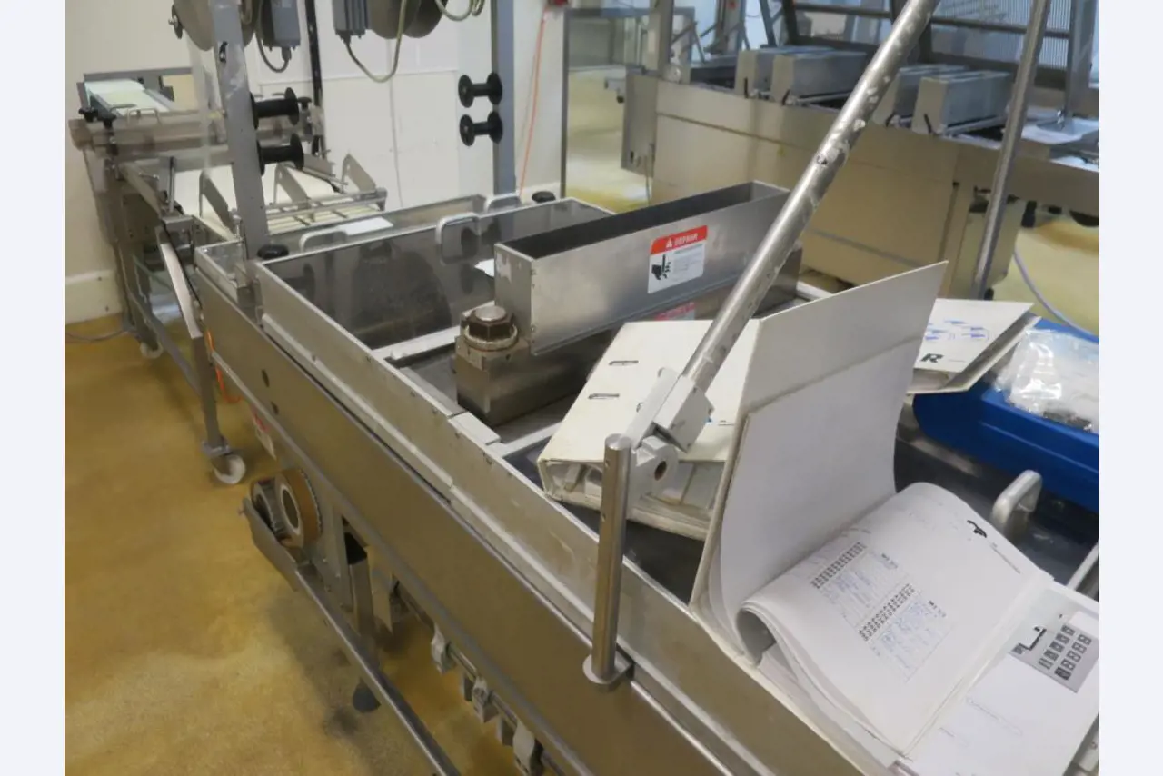 Máquinas bem conservadas para a produção de carnes salgadas/produtos de carne curados e carnes fumadas, máquinas de corte e de embalagem, equipamento de fábrica e de escritório-6