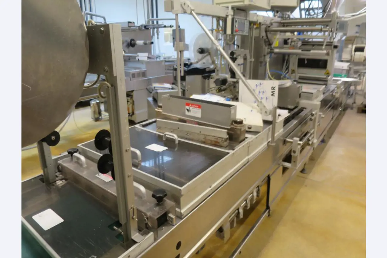 Máquinas bem conservadas para a produção de carnes salgadas/produtos de carne curados e carnes fumadas, máquinas de corte e de embalagem, equipamento de fábrica e de escritório-7