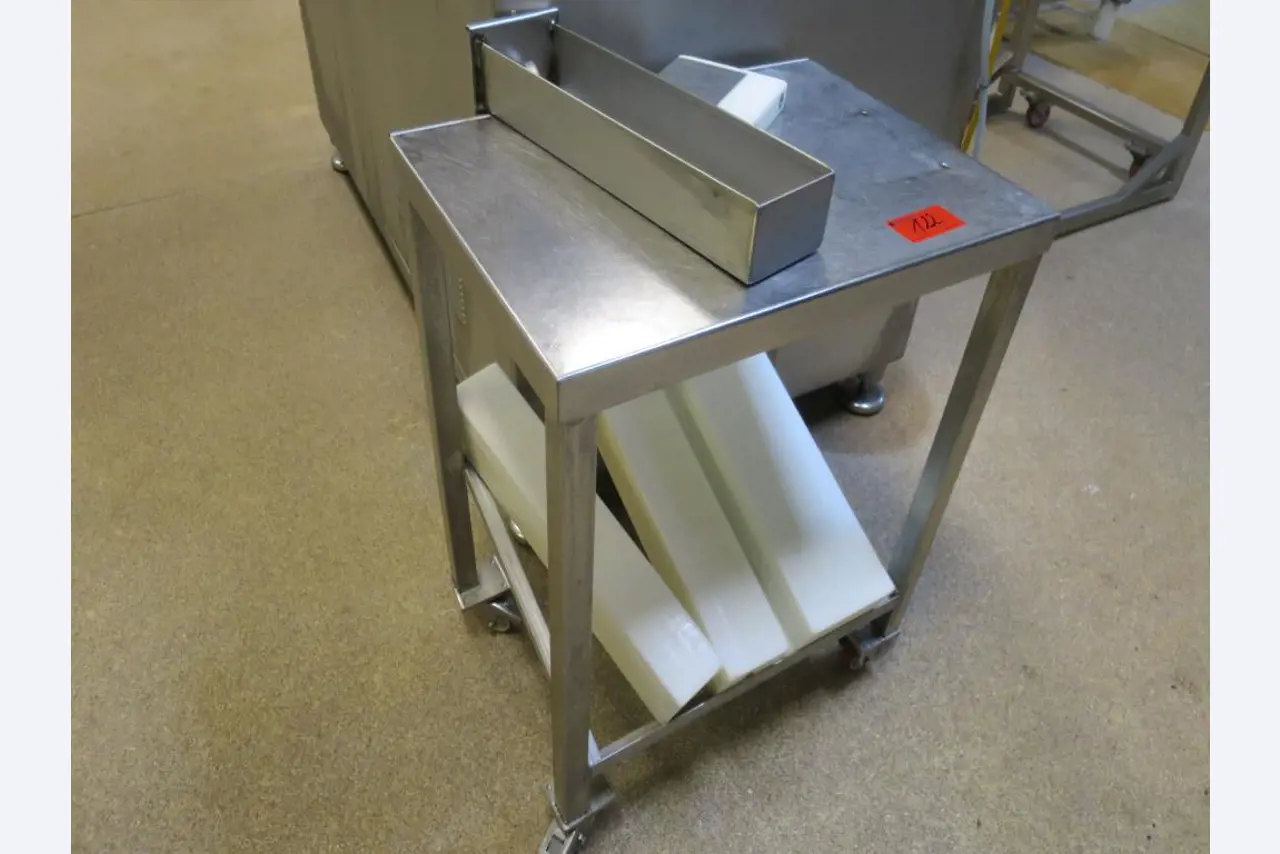 Máquinas bem conservadas para a produção de carnes salgadas/produtos de carne curados e carnes fumadas, máquinas de corte e de embalagem, equipamento de fábrica e de escritório-7