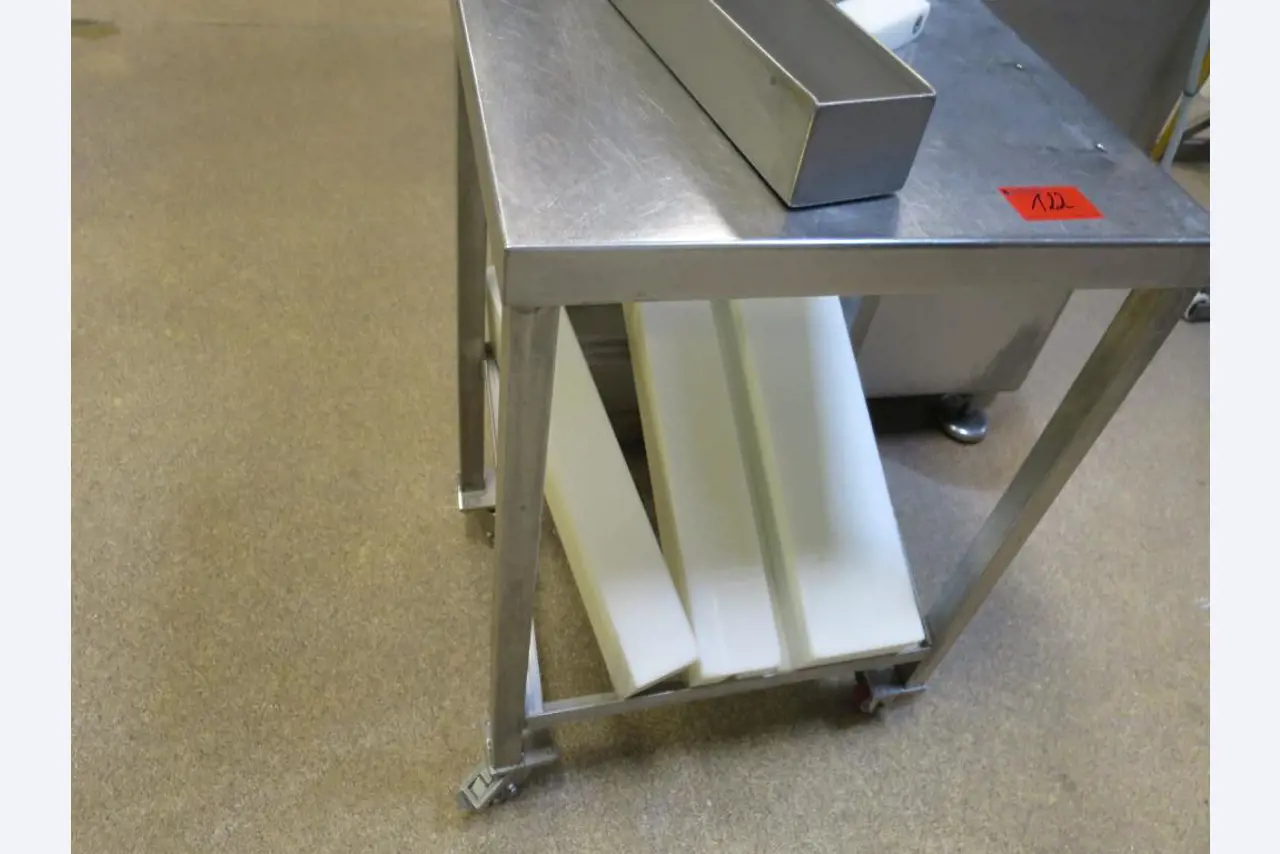 Máquinas bem conservadas para a produção de carnes salgadas/produtos de carne curados e carnes fumadas, máquinas de corte e de embalagem, equipamento de fábrica e de escritório-8