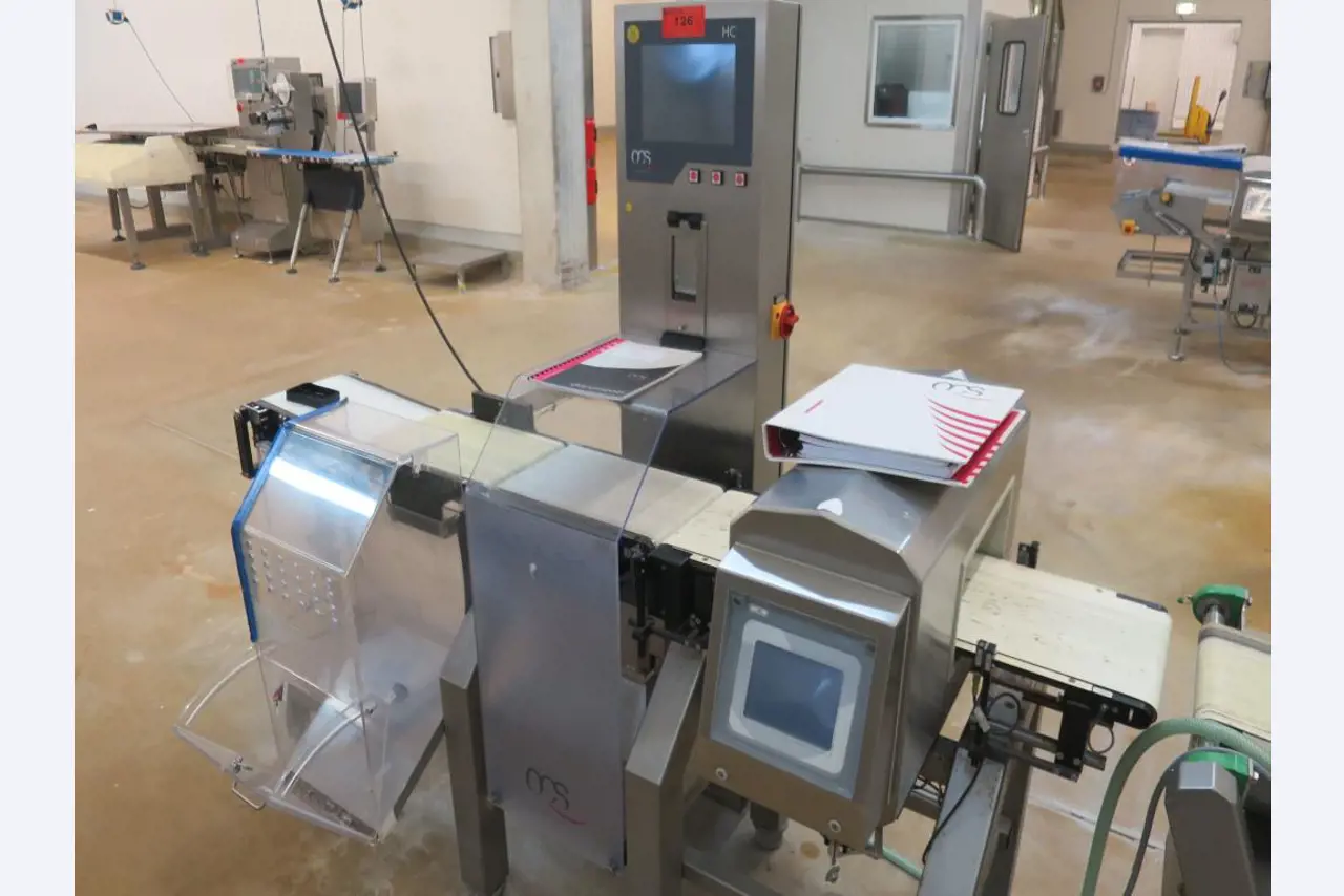 Máquinas bem conservadas para a produção de carnes salgadas/produtos de carne curados e carnes fumadas, máquinas de corte e de embalagem, equipamento de fábrica e de escritório-1